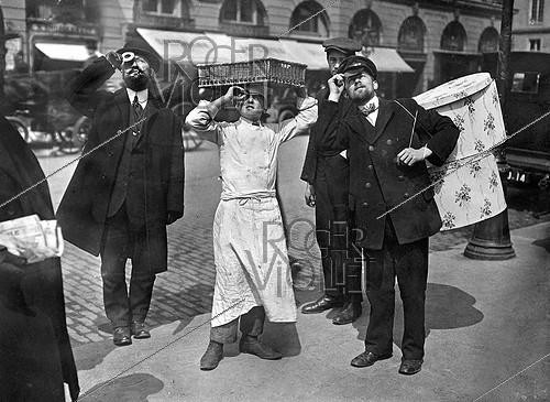 Roger-Viollet | 876637 | Parisiens regardant une éclipse de soleil, 17 avril 1912. | &copy; Maurice-Louis Branger / Roger-Viollet