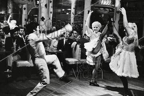Roger-Viollet | 1537278 | Pigalle cabaret. Bal apache pour touristes. Paris (18e arr.), 1971. Photographie de Janine Niepce (1921-2007). | &copy; Janine Niepce / BHVP / Roger-Viollet