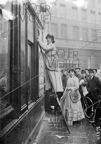 Roger-Viollet | 195923 | Premières femmes colleuses d'affiches. Paris, 1908. | &copy; Maurice-Louis Branger / Roger-Viollet