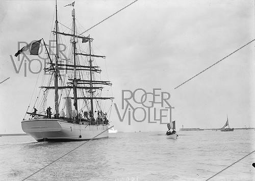 Roger-Viollet | 710615 | Preparations for the Charcot mission in Antarctica. Departure of the  Pourquoi-Pas?  boat, 1908. Le Havre, France. | &copy; Maurice-Louis Branger / Roger-Viollet