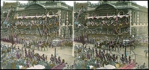 Roger-Viollet | 809675 | Procession à l'occasion du jubilé de Victoria Ière (1819-1901), reine d'Angleterre. Carrosse du Lord-maire. Londres (Angleterre), 1897. Vue stéréoscopique coloriée manuellement à l’époque. | &copy; Léon & Lévy / Roger-Viollet