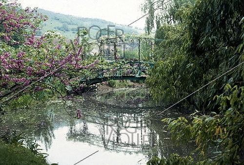 Roger-Viollet | 400887 | Propriété de Claude Monet (1840-1926) à Giverny (Eure). Le pont japonais. | &copy; Alain Bonhoure / Roger-Viollet