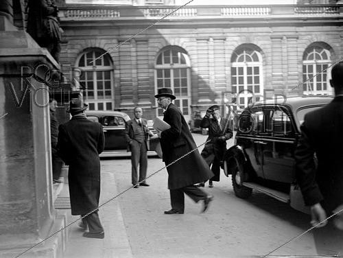 Roger-Viollet | 1421938 | René Pleven (1901-1993), homme politique français, arrive à l'assemblée consultative. Paris, 2 mars 1945. Fonds France-Soir. Bibliothèque historique de la Ville de Paris. | &copy; Fonds France-Soir / BHVP / Roger-Viollet