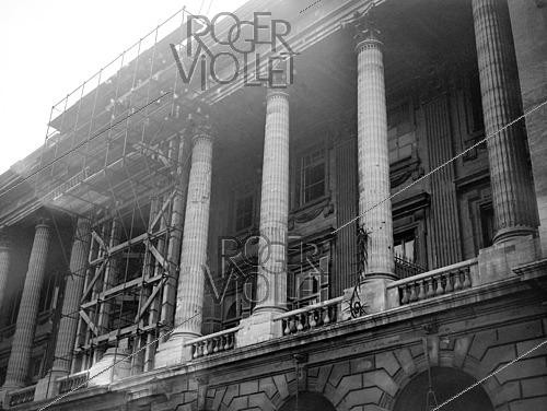 Roger-Viollet | 1421916 | Rénovation de l'Hôtel de Crillon. Paris (8e arr.), 24 février 1945. Fonds France-Soir. Bibliothèque historique de la Ville de Paris. | &copy; Fonds France-Soir / BHVP / Roger-Viollet