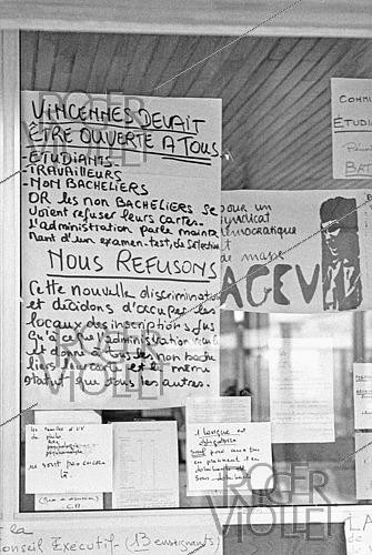 Roger-Viollet | 1489229 | Réouverture de la faculté de Vincennes, affiches revendicatives. Val-de-Marne, 13 janvier 1969. Photographie de Daniel Lapied (né en 1928). Fonds France Soir. Bibliothèque historique de la Ville de Paris. | &copy; Daniel Lapied / Fonds France-Soir / BHVP / Roger-Viollet