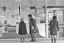 Roger-Viollet | 1489230 | Réouverture de la faculté de Vincennes, affiches revendicatives. Val-de-Marne, 13 janvier 1969. Photographie de Daniel Lapied (né en 1928). Fonds France Soir. Bibliothèque historique de la Ville de Paris. | &copy; Daniel Lapied / Fonds France-Soir / BHVP / Roger-Viollet