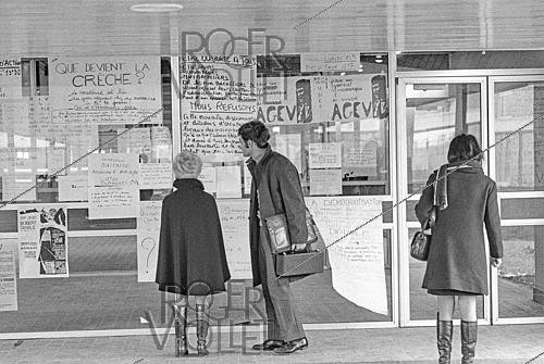 Roger-Viollet | 1489230 | Réouverture de la faculté de Vincennes, affiches revendicatives. Val-de-Marne, 13 janvier 1969. Photographie de Daniel Lapied (né en 1928). Fonds France Soir. Bibliothèque historique de la Ville de Paris. | &copy; Daniel Lapied / Fonds France-Soir / BHVP / Roger-Viollet