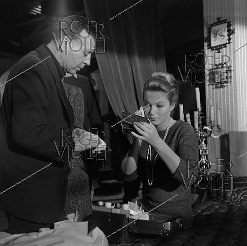 Roger-Viollet | 495844 | Retouche maquillage de Marina Vlady (1938-2026), actrice française, sur le tournage du sketch  L'Orgueil  de Roger Vadim issu du film  Les Sept Péchés Capitaux . France, 27 octobre 1961. | &copy; Alain Adler / Roger-Viollet