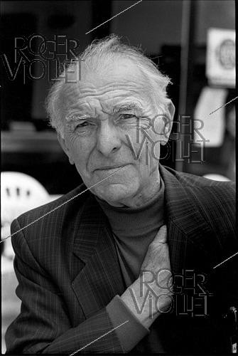 Roger-Viollet | 1410526 | Robert Doisneau (1912-1994), French photographer. 1993-1994. | &copy; Irmeli Jung / Roger-Viollet
