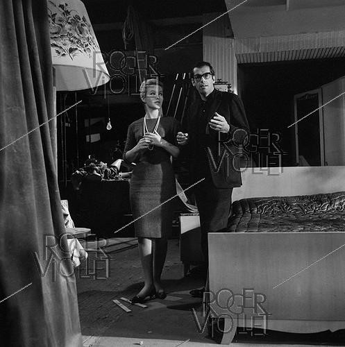 Roger-Viollet | 552910 | Roger Vadim (1928-2000), French director, with Marina Vlady (1938-2026), French actress, on the set of  L'Orgueil , sketch from his film  Les Sept Péchés Capitaux . France, on October 27, 1961. | &copy; Alain Adler / Roger-Viollet