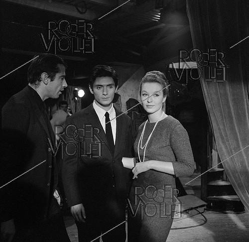 Roger-Viollet | 947886 | Roger Vadim (1928-2000) réalisateur français dirigeant Sami Frey (né en 1937) et Marina Vlady (1938-2026), acteurs français, sur le tournage de son sketch  L'Orgueil  issu du film  Les Sept Péchés Capitaux . France, 27 octobre 1961. | &copy; Alain Adler / Roger-Viollet