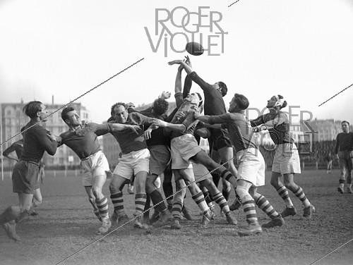 Roger-Viollet | 1421918 | Rugby. Match between Union sportive Fumel Libos and Stade français Paris rugby. France, February 1945. France-Soir collection. Bibliothèque historique de la Ville de Paris. | &copy; Fonds France-Soir / BHVP / Roger-Viollet