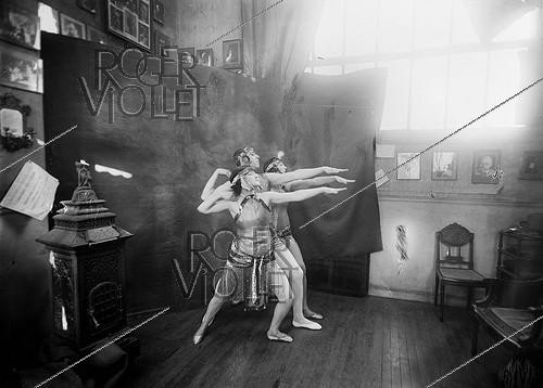 Roger-Viollet | 1003877 | Russian dancers: Mrs Menzelintezff and Stroukoff. Photograph by Léopold Mercier. | &copy; Léopold Mercier / Roger-Viollet