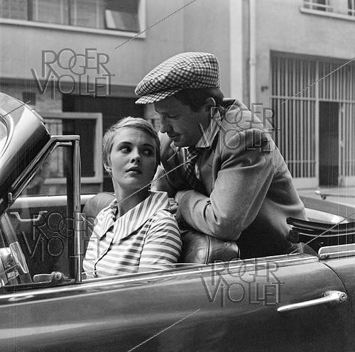 Roger-Viollet | 647415 | Shooting of  A bout de souffle , film by Jean-Luc Godard (1960). Jean Seberg and Jean-Paul Belmondo. France, September 1959. | &copy; Alain Adler / Roger-Viollet