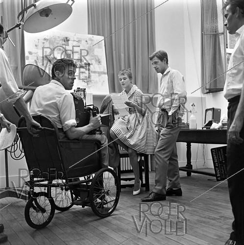 Roger-Viollet | 746519 | Shooting of  A bout de souffle , film by Jean-Luc Godard (1960). Jean Seberg and Jean-Paul Belmondo. On the left : Raoul Coutard. France, September 1959. | &copy; Alain Adler / Roger-Viollet