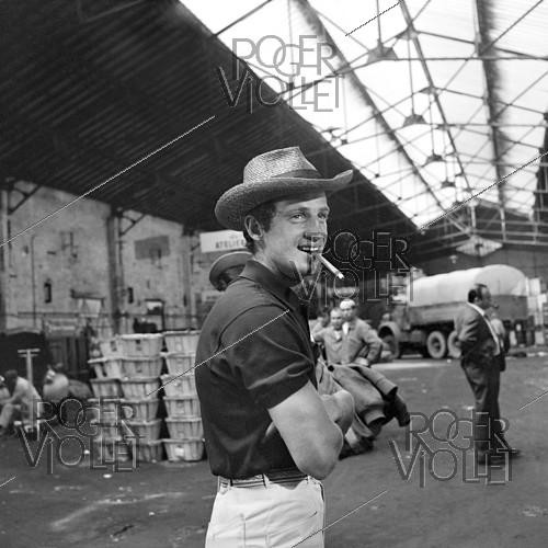 Roger-Viollet | 1036342 | Shooting of  Cent mille dollars au soleil , film by Henri Verneuil (1964). Jean-Paul Belmondo. 1963. | &copy; Alain Adler / Roger-Viollet