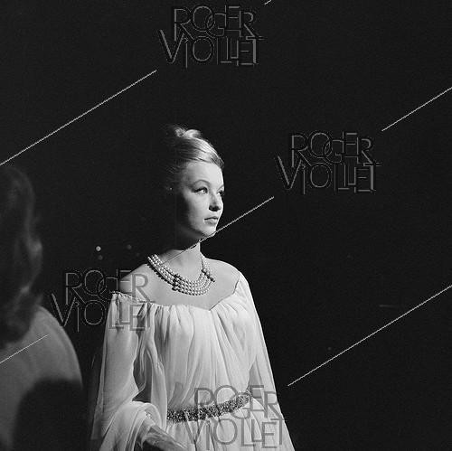 Roger-Viollet | 1061836 | Shooting of  Climats , film by Stellio Lorenzi (1962). Marina Vlady. France, on August 27, 1961. | &copy; Alain Adler / Roger-Viollet