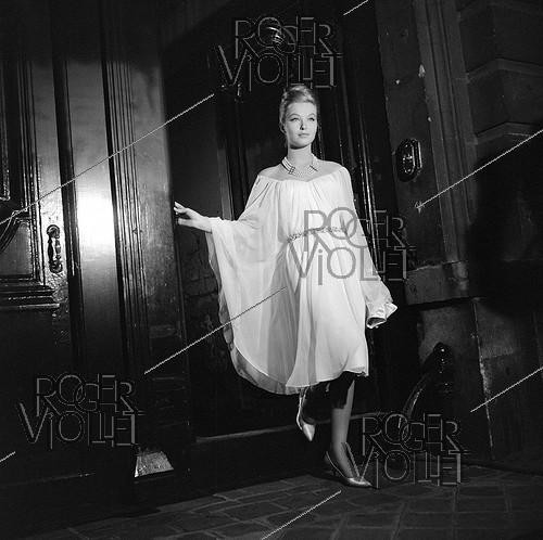Roger-Viollet | 246949 | Shooting of  Climats , film by Stellio Lorenzi (1962). Marina Vlady. France, on August 27, 1961. | &copy; Alain Adler / Roger-Viollet