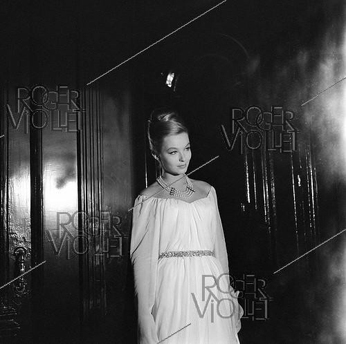 Roger-Viollet | 511192 | Shooting of  Climats , film by Stellio Lorenzi (1962). Marina Vlady. France, on August 27, 1961. | &copy; Alain Adler / Roger-Viollet