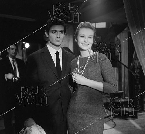 Roger-Viollet | 854393 | Shooting of  L'Orgueil , sketch by Roger Vadim from the film  Les Sept Péchés capitaux  (1961). Marina Vlady et Sami Frey. France, on October 27, 1961. | &copy; Alain Adler / Roger-Viollet
