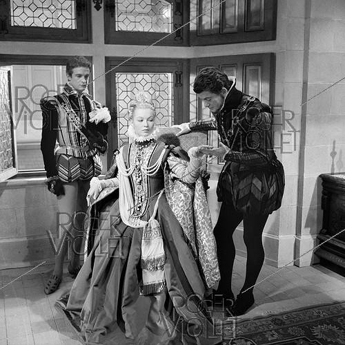 Roger-Viollet | 465042 | Shooting of  La Princesse de Clèves , film by Jean Delannoy (1961), after the novel by Marie-Madeleine de La Fayette (1678). Marina Vlady and Jean Marais. France-Italy, on November 18, 1960. | &copy; Alain Adler / Roger-Viollet