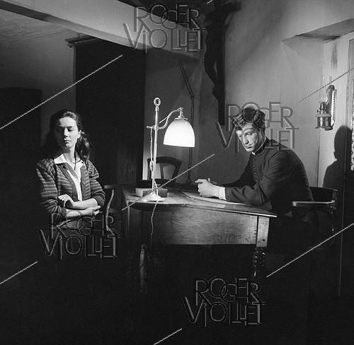 Roger-Viollet | 191860 | Shooting of  Léon Morin, prêtre , film by Jean-Pierre Melville (1961), after the novel by Béatrix Beck (1952). Emmanuelle Riva and Jean-Paul Belmondo. France, on January 24, 1961. | &copy; Alain Adler / Roger-Viollet