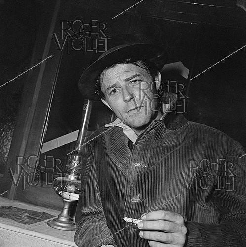 Roger-Viollet | 171462 | Shooting of  Montparnasse 19 , film by Jacques Becker (1958). Gérard Philipe. France, on September 10, 1957. | &copy; Alain Adler / Roger-Viollet