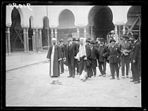 Roger-Viollet | 1429571 | Si Kaddour ben Ghabrit (1868-1954), théologien et haut fonctionnaire algérien fait visiter la mosquée de Paris au ministre d'Egypte Mahmoud Fakhry Pacha (1884-1952) et à l'ambassadeur de France à Téhéran Lucien Bonzon. Paris (5e arr.), 26 avril 1924. Photographie du journal 