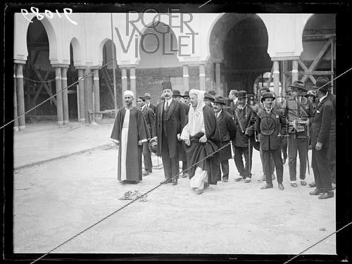 Roger-Viollet | 1429571 | Si Kaddour ben Ghabrit (1868-1954), théologien et haut fonctionnaire algérien fait visiter la mosquée de Paris au ministre d'Egypte Mahmoud Fakhry Pacha (1884-1952) et à l'ambassadeur de France à Téhéran Lucien Bonzon. Paris (5e arr.), 26 avril 1924. Photographie du journal  Excelsior . | &copy; Excelsior - L'Equipe / Roger-Viollet