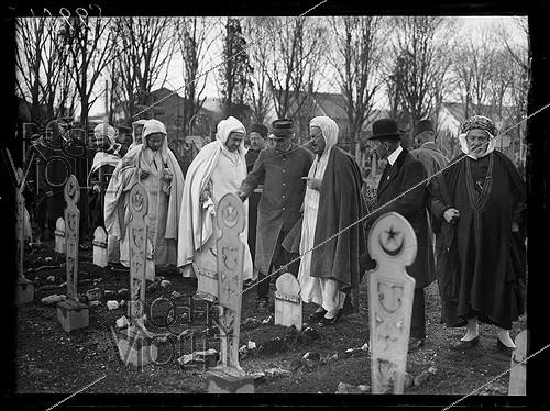 Roger-Viollet | 1312690 | Si Kaddour Benghabrit (1868-1954), fonctionnaire algérien du ministère des Affaires étrangères, lors de la cérémonie de pose de la première pierre de l'Institut musulman et de la Grande Mosquée de Paris, place du Puits-de-l'Ermite (5e arr.). Mercredi 1er mars 1922. Photographie du journal  Excelsior . | &copy; Excelsior - L'Equipe / Roger-Viollet