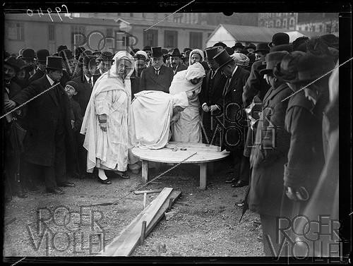 Roger-Viollet | 1312716 | Si Kaddour Benghabrit (1868-1954), fonctionnaire algérien du ministère des Affaires étrangères, lors de la cérémonie de pose de la première pierre de l'Institut musulman et de la Grande Mosquée de Paris, place du Puits-de-l'Ermite (5e arr.). Cérémonie d'orientation à la boussole. Mercredi 1er mars 1922. Photographie du journal  Excelsior . | &copy; Excelsior - L'Equipe / Roger-Viollet