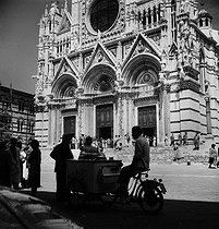 Roger-Viollet | 492585 | Sienne (Italie). Marchand de glaces devant la cathédrale. Août 1953. | &copy; Hélène Roger-Viollet & Jean Fischer / Roger-Viollet