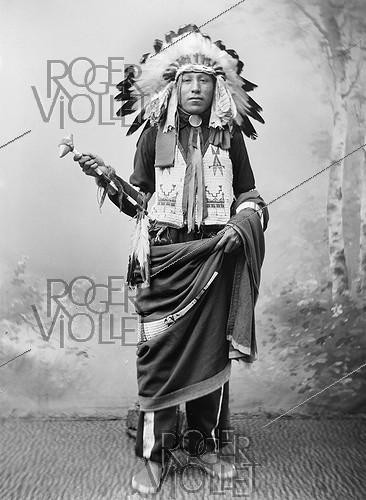 Roger-Viollet | 519824 | Sioux in Paris with Buffalo Bill's Wild West Show (1846-1917), emblematic figure of the American frontier. Paris, 1905. | &copy; Léopold Mercier / Roger-Viollet