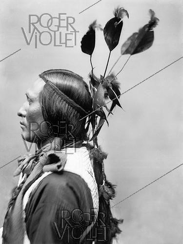 Roger-Viollet | 601302 | Sioux in Paris with Buffalo Bill's Wild West Show (1846-1917), emblematic figure of the American frontier. Paris, 1905. | &copy; Léopold Mercier / Roger-Viollet