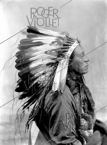 Roger-Viollet | 762303 | Sioux venu à Paris avec le spectacle du Wild West Show de Buffalo Bill (1846-1917), figure emblématique de la conquète de l'Ouest. Paris, 1905. | &copy; Léopold Mercier / Roger-Viollet