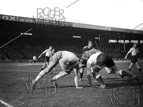 Roger-Viollet | 1421953 | Soccer game. Bordeaux versus Racing Club de Paris. Otto Barella (1918-1991), French soccer player. France, on March 2nd, 1945. Photograph from the collections of the French newspaper  France-Soir . Bibliothèque historique de la Ville de Paris. | &copy; Fonds France-Soir / BHVP / Roger-Viollet
