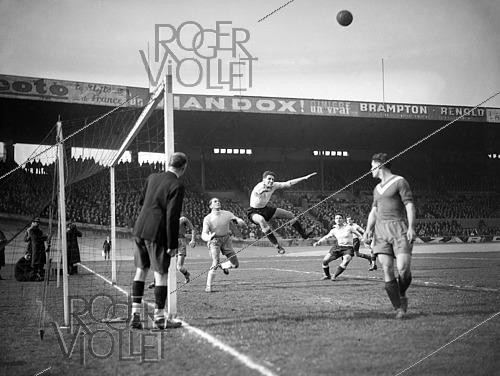 Roger-Viollet | 1421954 | Soccer game. Bordeaux versus Racing Club de Paris. Henri Arnaudeau (jumping, 1922-1987) and Otto Barella (1918-1991), French soccer players. France, on March 4, 1945. Photograph from the collections of the French newspaper  France-Soir . Bibliothèque historique de la Ville de Paris. | &copy; Fonds France-Soir / BHVP / Roger-Viollet
