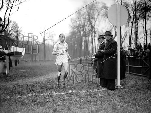 Roger-Viollet | 1421985 | Sports. Arrival of Raphaël Pujazon (1918-2000), French long-distance runner during the National cross-country run. France, 1945. France-Soir collection. Bibliothèque historique de la Ville de Paris. | &copy; Fonds France-Soir / BHVP / Roger-Viollet