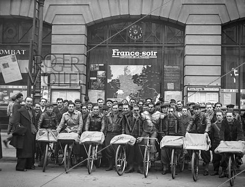 Roger-Viollet | 1421987 | Sports.  Défense de la France  (DF) cyclist team, one of the largest newspapers published by the resisting underground press. Paris, 1945. France-Soir collection. Bibliothèque historique de la Ville de Paris. | &copy; Fonds France-Soir / BHVP / Roger-Viollet