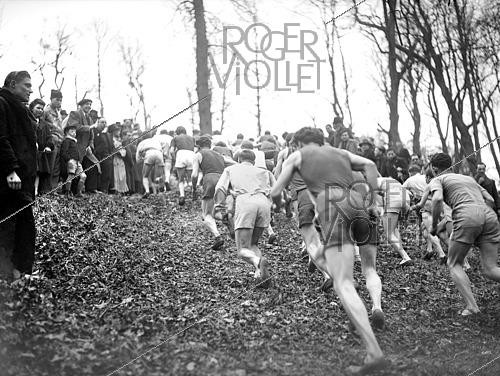 Roger-Viollet | 1421977 | Sports. National cross-country run, 1945. France-Soir collection. Bibliothèque historique de la Ville de Paris. | &copy; Fonds France-Soir / BHVP / Roger-Viollet