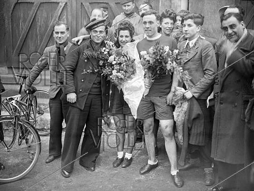 Roger-Viollet | 1421998 | Sports. Paperboy championship, the winners Lauk and Chapuis. On the left, wearing his uniform, Marcel Cerdan (1916-1949), French boxer. Paris, 1945. France-Soir collection. Bibliothèque historique de la Ville de Paris. | &copy; Fonds France-Soir / BHVP / Roger-Viollet