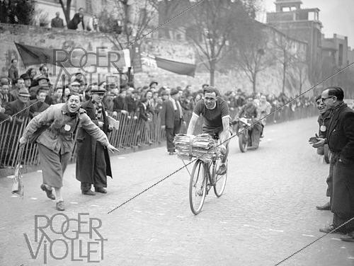 Roger-Viollet | 1421999 | Sports. Paperboy race, Lauk ahead. Paris, 1945. France-Soir collection. Bibliothèque historique de la Ville de Paris. | &copy; Fonds France-Soir / BHVP / Roger-Viollet