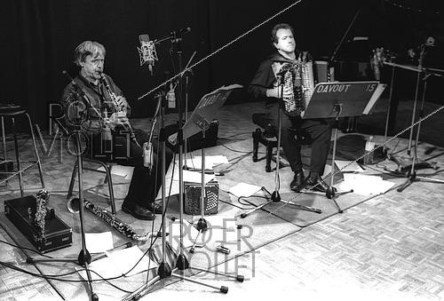 Roger-Viollet | 1484183 | Studio Davout, Michel Portal & Richard Galliano. 19 Mai 1996 | &copy; Christian Rose / Roger-Viollet