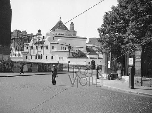 Roger-Viollet | 820375 | The Paris Mosque (built 1922–1926), viewed from Rue Buffon. Paris (5th arrondissement). 1938. | &copy; Hélène Roger-Viollet & Jean Fischer / Roger-Viollet