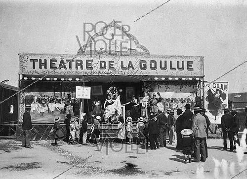Roger-Viollet | 555930 | The theatre of La Goulue, decorated by Toulouse-Lautrec. | &copy; Roger-Viollet / Roger-Viollet