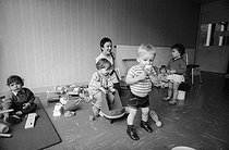 Roger-Viollet | 796963 | The Vincennes Faculty (Paris VIII). Day nursery, 1970. Photograph by Georges Kelaïditès (1932-2015). | &copy; Georges Kelaïditès / Roger-Viollet