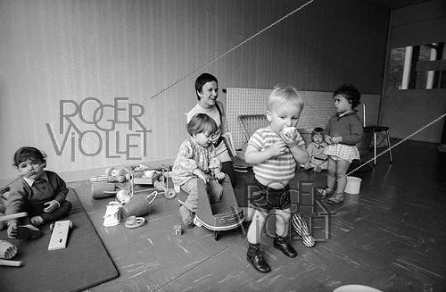 Roger-Viollet | 796963 | The Vincennes Faculty (Paris VIII). Day nursery, 1970. Photograph by Georges Kelaïditès (1932-2015). | &copy; Georges Kelaïditès / Roger-Viollet