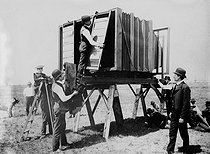 Roger-Viollet | 731531 | The world's largest photographs in 1918. Taken with a giant view camera—the George R. Lawrence system—weighing 634 kilograms. Setting up the frames that hold the plate. | &copy; Jacques Boyer / Roger-Viollet
