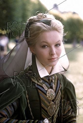 Roger-Viollet | 1007449 | Tournage de la  Princesse de Clèves  de Jean Delannoy. (Marina Vlady, Jean Marais). Août 1960. | &copy; Bernard Lipnitzki / Roger-Viollet
