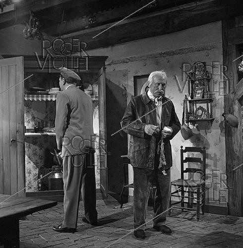 Roger-Viollet | 950380 |  Tout l'or du monde , movie by René Clair. Alfred Adam and Bourvil. France, 18th May 1961. | &copy; Alain Adler / Roger-Viollet
